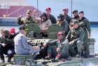 مادورو يدعو العسكريين إلى البقاء ثابتين في محاربة الإنقلاب