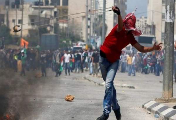 اختناق عشرات الطلبة الفلسطينيين خلال مواجهات مع العدو الاسرائيلي في الخليل
