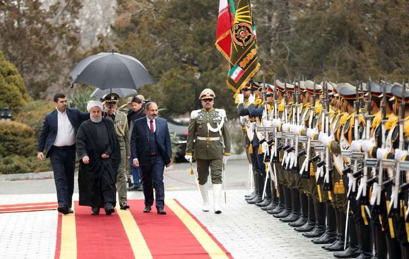 الرئيس روحاني يستقبل رئيس الوزراء الأرميني رسميا