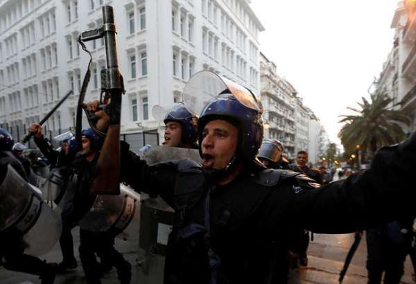 Alger : des policiers scandent en faveur des manifestants