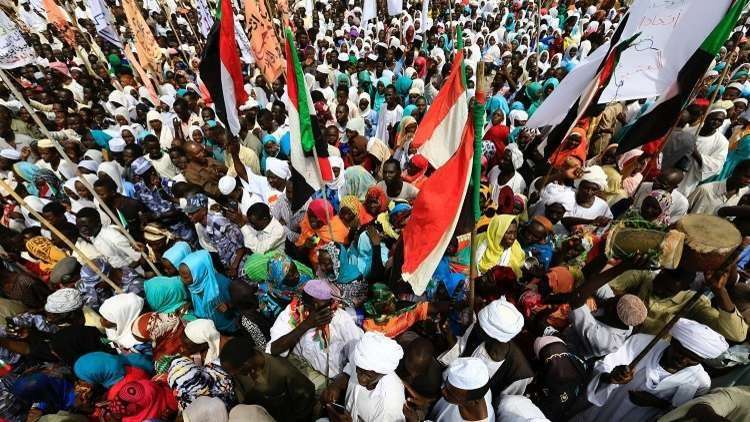 المحتجون في السودان يقتحمون مقرا عسكريا لإقامة البشير