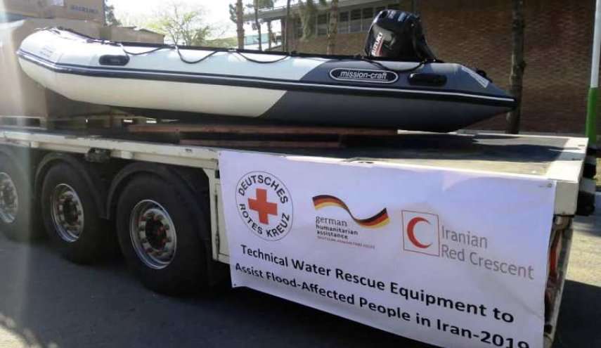 تسليم مساعدات الصليب الاحمر الالماني لمتضرري السيول في ايران