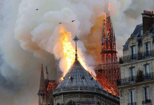 La célèbre cathédrale Notre-Dame de Paris en flammes
