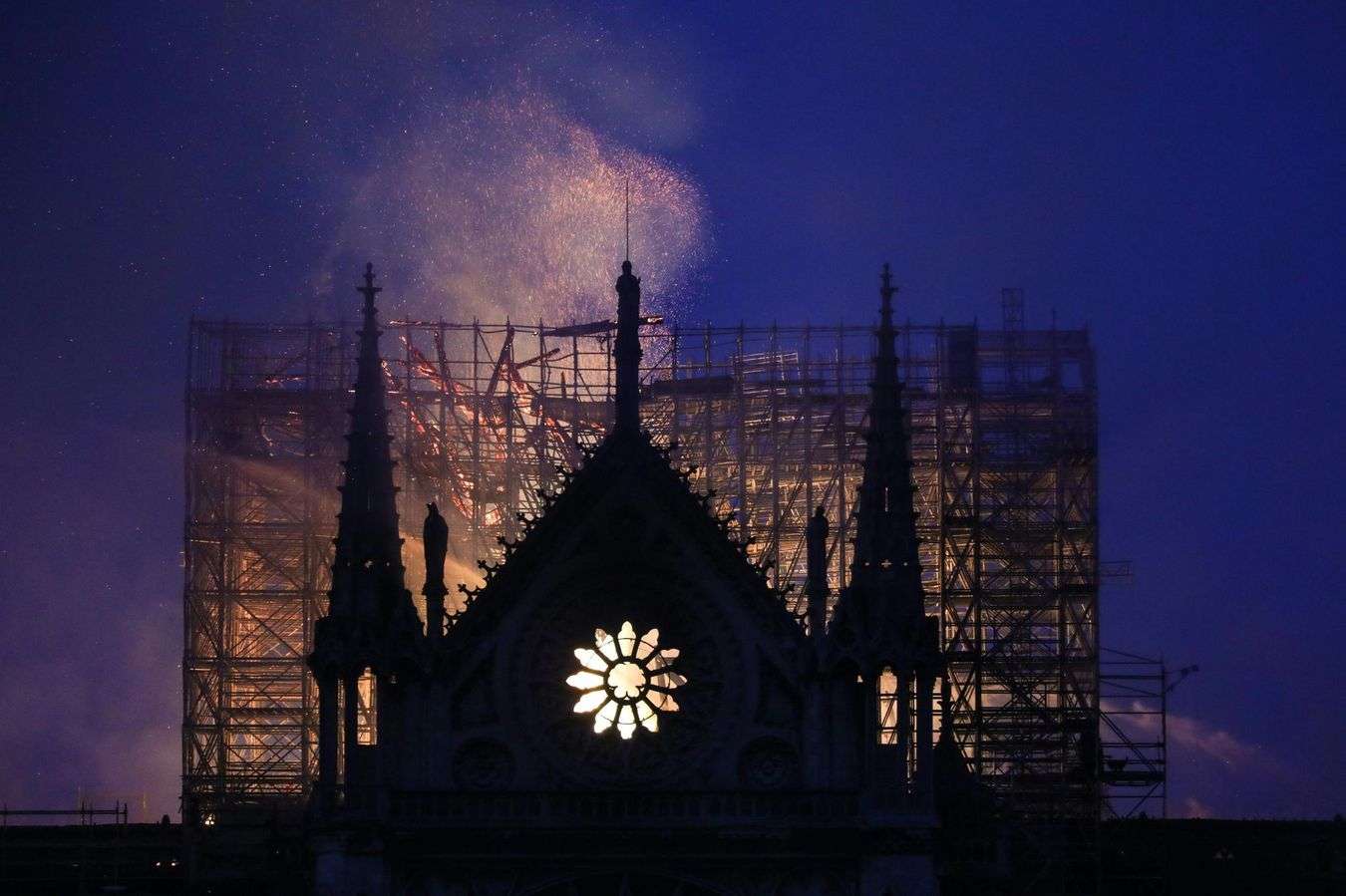 گزارش تصویری| «آتش سوزی در کلیسای نوتردام پاریس»