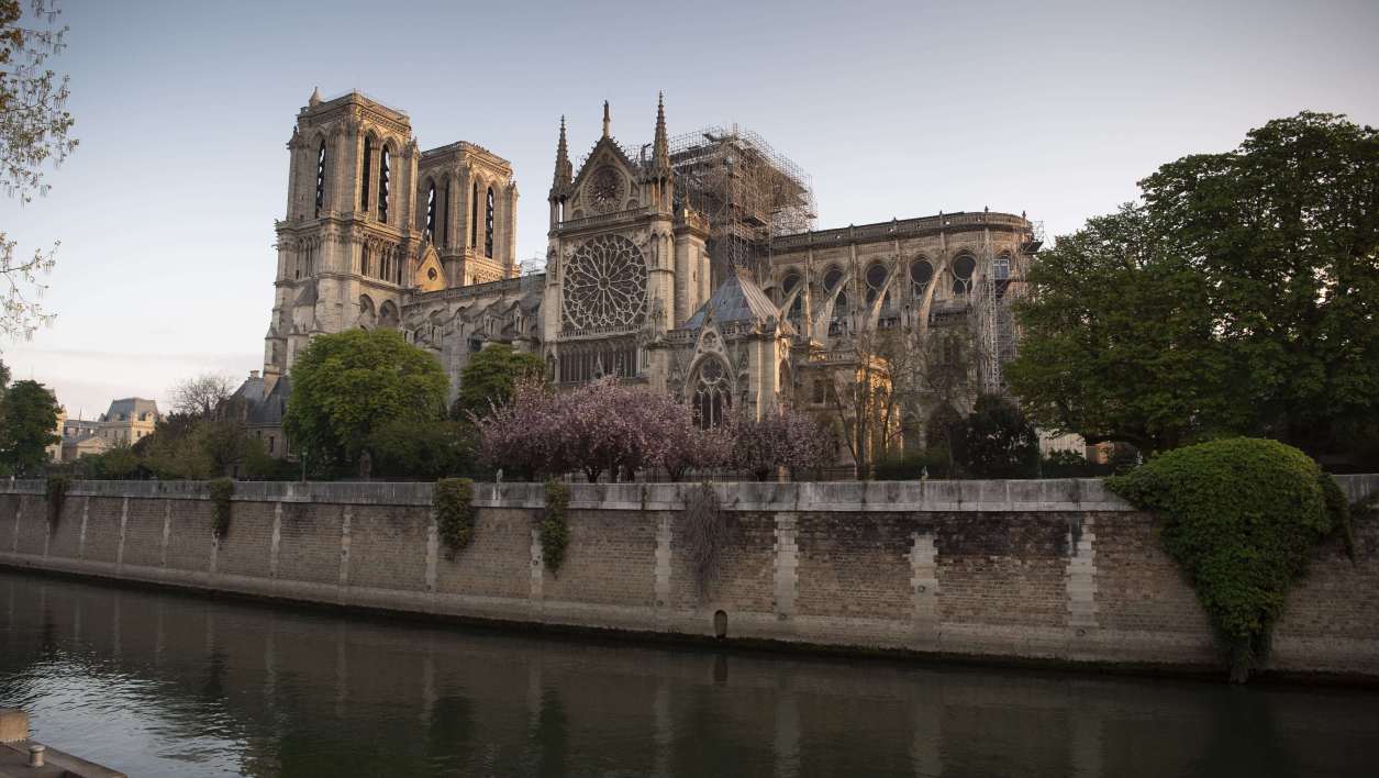 Notre-Dame de Paris: les chiffres contredisent la promesse de Macron