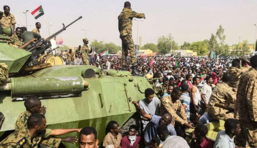 آلاف السودانيين يؤدون "صلاة الجمعة" أمام قيادة الجيش