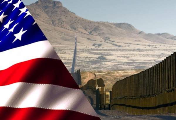 مناصرون لترامب يباشرون بناء جدار خاص عند الحدود مع المكسيك