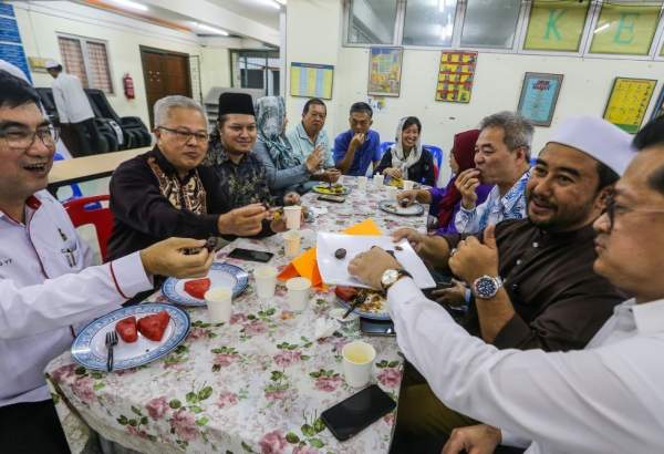 نخستین افطار میان ادیانی مسجد "کوپانگ تانکو" در مالزی برگزار شد