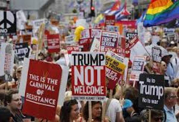 صدر ٹرمپ کی لندن آمد پر عوام کی جانب سے شدید احتجاجی مظاہرے