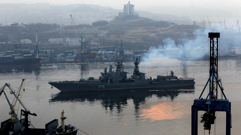 سفينة حربية أمريكية تقطع الطريق أمام سفينة روسية مضادة للغواصات في بحر الصين الشرقي
