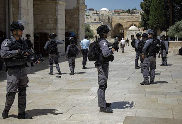 Scores of Israeli settlers tour Al-Aqsa complex
