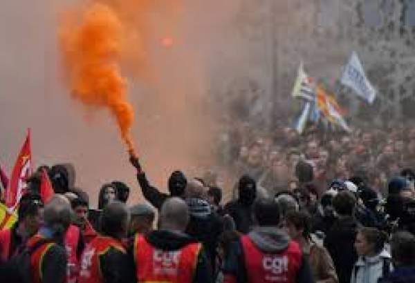 فرانس میں یلو جیکٹ مظاہرین کے خلاف پولیس کی شیلنگ