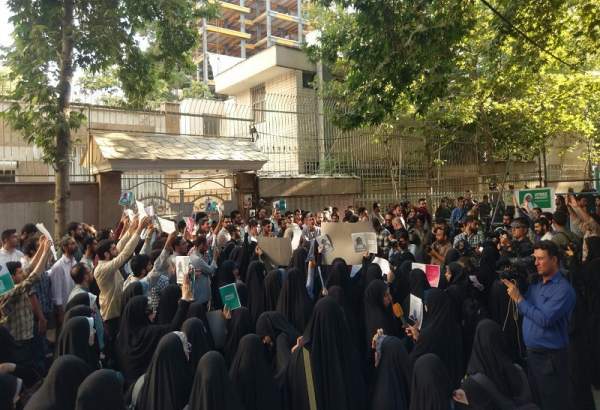 تجمع دانشجویان و مردم مقابل سفارت نیجریه در حمایت از «شیخ زکزاکی»
