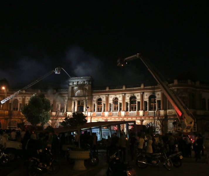 حريق يلتهم مستودعا وسط طهران وألسنة اللهب تطال أبنية تاريخية