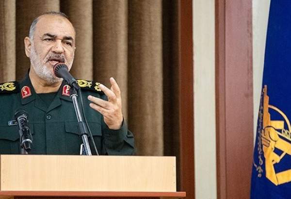 سردار سلامی در جزایر سه‌گانه: در صورت خطای محاسباتی دشمنان، راهبرد ما از دفاعی به تهاجمی تغییر می‌کند