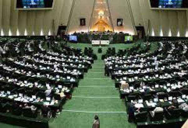 Iranian lawmakers laud IRGC over seizure of British tanker