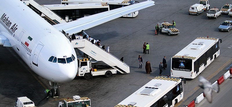 طائرة ركاب تهبط بسلام في مطار مشهد بعد تمزق احدى عجلاتها