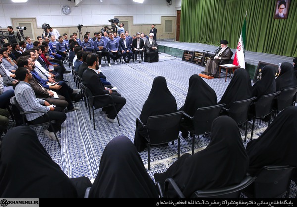 الامام الخامنئي يستقبل أعضاء المنتخب الايراني لكرة الطائرة وعددا آخر من المتفوقين  