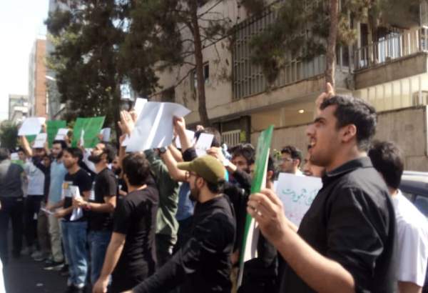 تہران میں بھارتی سفارت خانے کے باھر کشمیر میں ڈھائے جانے والے ظلم کے خلاف احتجاج