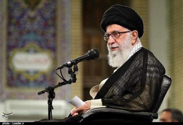 امام خامنه‌ای: مشکل اساسی مردم در طول تاریخ عبودیّتِ غیر خدا بوده است