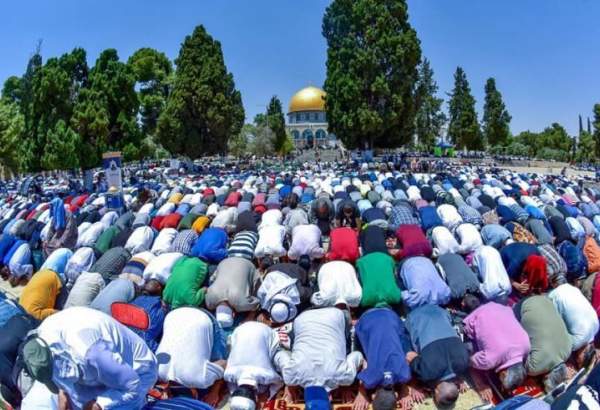 بیش از یکصد هزار فلسطینی نماز عید قربان را در مسجد الاقصی اقامه کردند