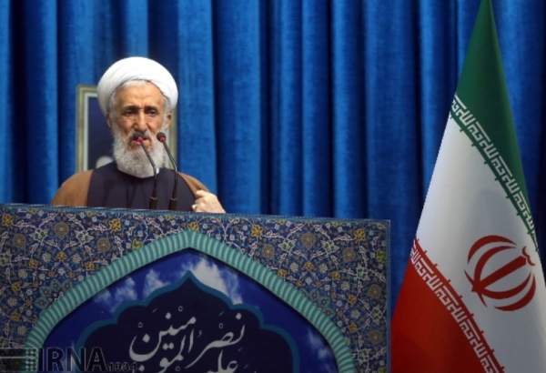 Senior cleric lauds Iran’s achievements in manufacturing plane, submarine