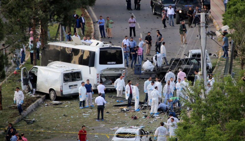 مقتل وإصابة 17 بتفجير إرهابي جنوب شرقي تركيا
