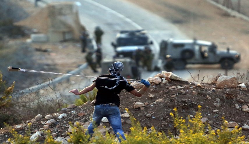 إصابة ضابط في جيش الإحتلال رشقا بالحجارة في الضفة الغربية