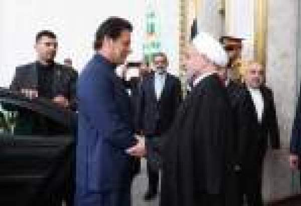 وزیر اعظم عمران خان صدر روحانی اور دیگر حکام سے ملاقات کے لیے ایران پہچ گئے