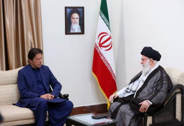 رہبر انقلاب اسلامی کی پاکستانی وزیراعظم سے ملاقات میں اہم امور تبادلہ خیال