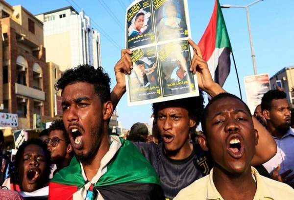 تظاهرات گسترده مردم سودان/ درخواست محاکمه مسئولان دولت سابق