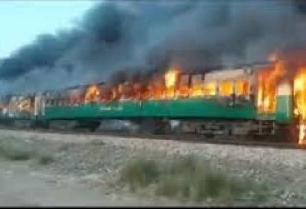 آتش‌سوزی مرگبار قطار در پاکستان/۶۴ نفر کشته شدند