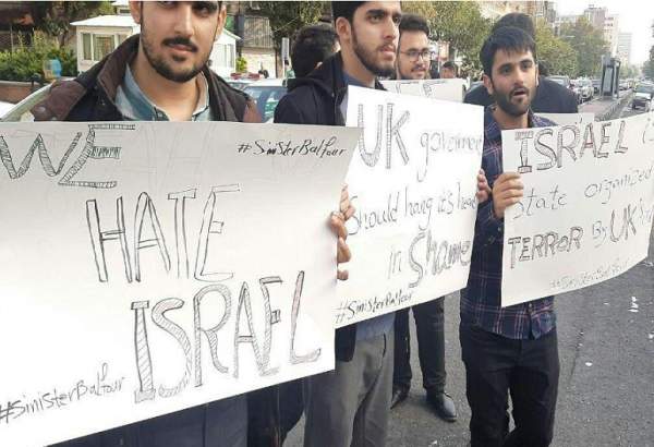 تجمع دانشجویان در اعتراض به سیاست‌های خصمانه انگلیس علیه مردم فلسطین