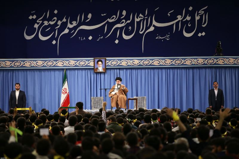 قائد الثورة الإسلامية يستقبل آلاف من طلبة المدارس والجامعات