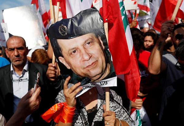 Thousands of Lebanese rally outside presidential palace in support of Aoun