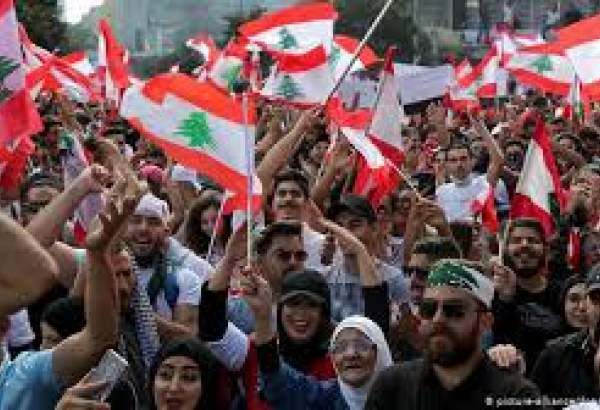 لبنانی عوام سڑکوں پر نکل آئی مظاہروں کے سبب کئی اہم شاہراہیں بند