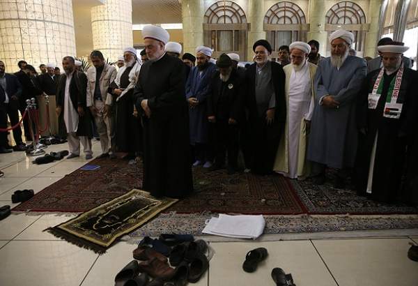 Sunni cleric leads prayer at 33rd Islamic Unity Conference