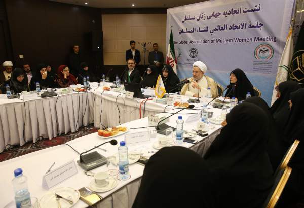 La commission de l’Assemblée des Femmes musulmanes en présence de l’ayatollah Araki