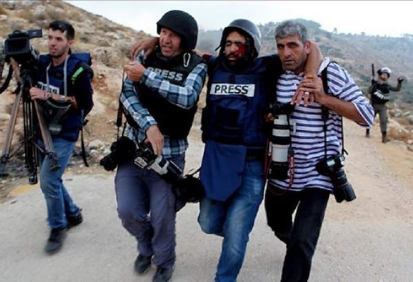 Palestinian journalist loses his eye by Israeli bullet