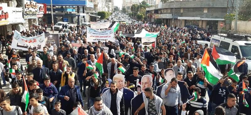 الاف المتظاهرين يجوبون شوارع الضفة الغربیة وغزة رفضا للقرارات الامريكية