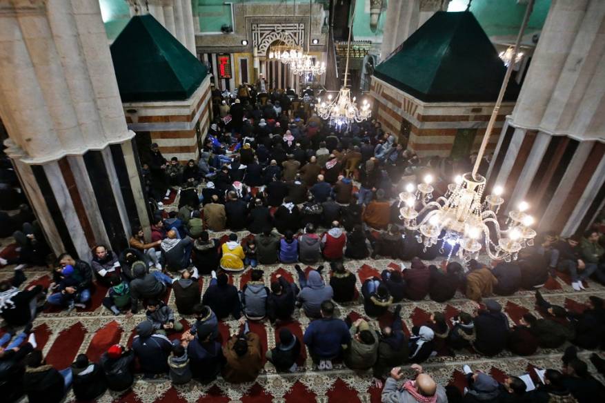 "الفجر العظيم".. آلاف المواطنين يصلون الفجر في المسجد الإبراهيمي  