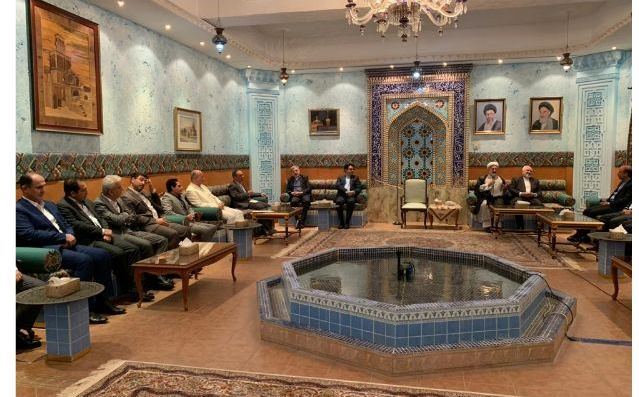 ظريف يلتقي مجموعة من الناشطين الاقتصاديين الايرانيين في سلطنة عمان