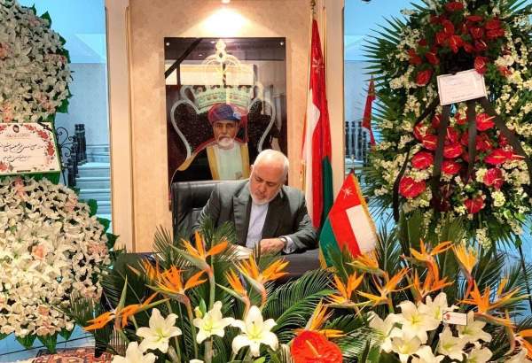 Le chef de la diplomatie iranienne signe le livre commémoratif du sultan Qabous d