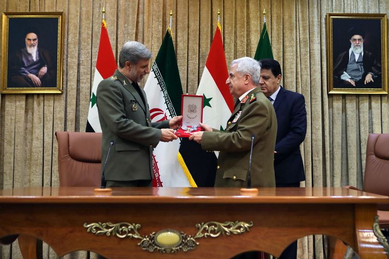 وزير الدفاع السوري للنظيره الايراني يقدم أعلى وسام سوري للشهيد سليماني
