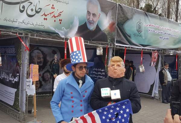غل و زنجیر «ترامپ نمادین» در حاشیه نماز جمعه تهران