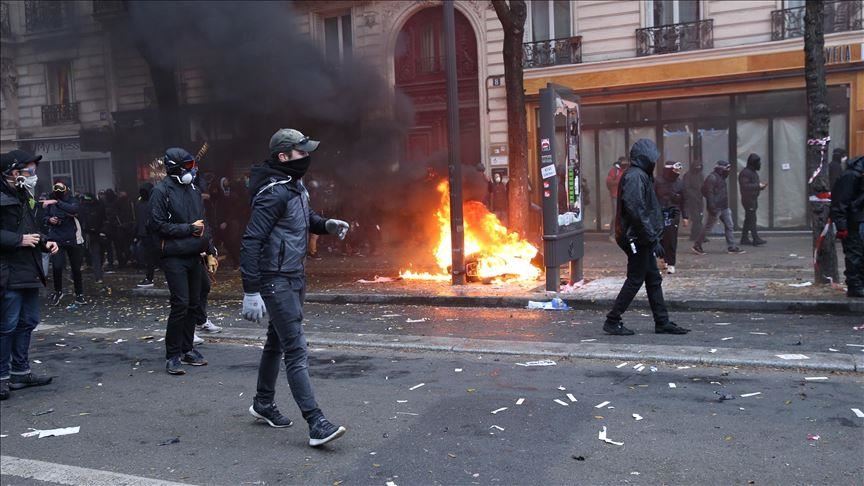 باريس.. متظاهرون ضد إصلاحات نظام التقاعد يغلقون متحف اللوفر
