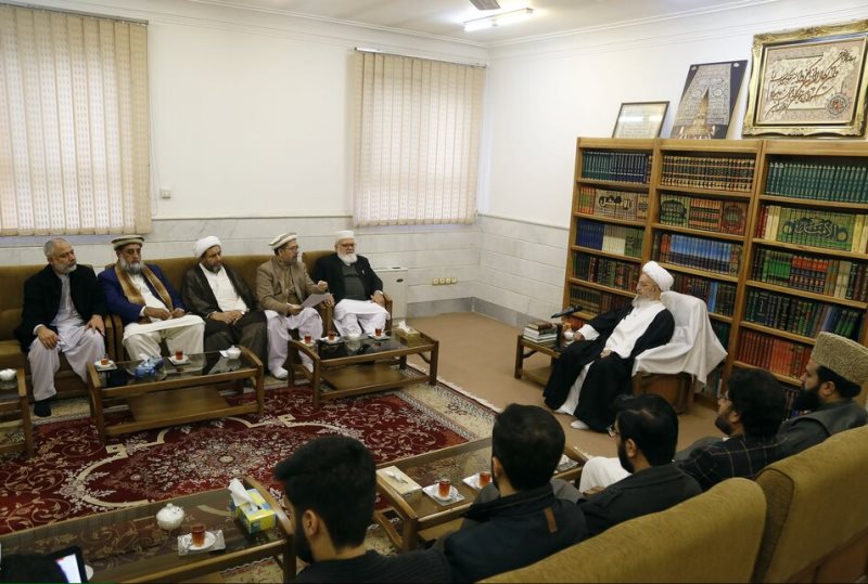 ”لياقت بلوش" رئيس الجمعية الإسلامية الباكستانية و الوفد المرافق خلال لقائهم مع سماحة آية الله مكارم الشيرازي