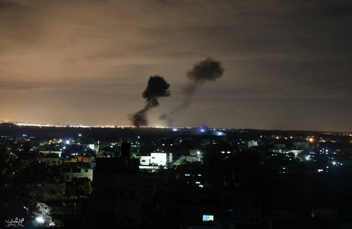 مدفعية وطائرات الاحتلال الصهيوني تقصف مساء الخميس قطاع غزة