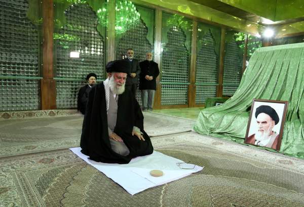 رہبر انقلاب اسلامی کی جانب سے امام خمینیؒ کو مزار پر خراج عقیدت پیش کیا