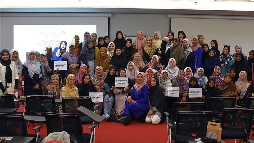نساء من مختلف الأعراق والأديان يحتفلن بيوم الحجاب العالمي في مدينة شاه علام الماليزية